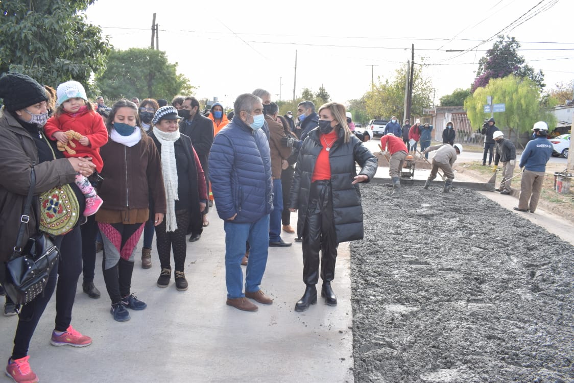 Durante su visita, la jefa comunal conversó con vecinos, quienes le expresaron su satisfacción por las tareas llevadas adelante